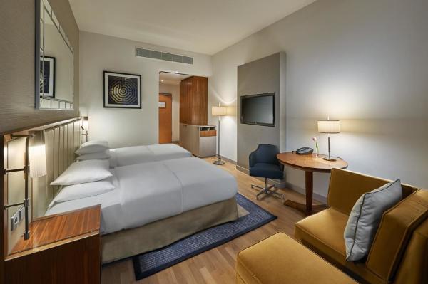 A mobília acolhedor do quarto do hotel de estofamento ajusta-se/a mobília entrada do hotel moderna