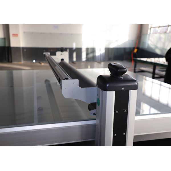 Laminadora de cama plana versátil con ahorro de espacio y volteo