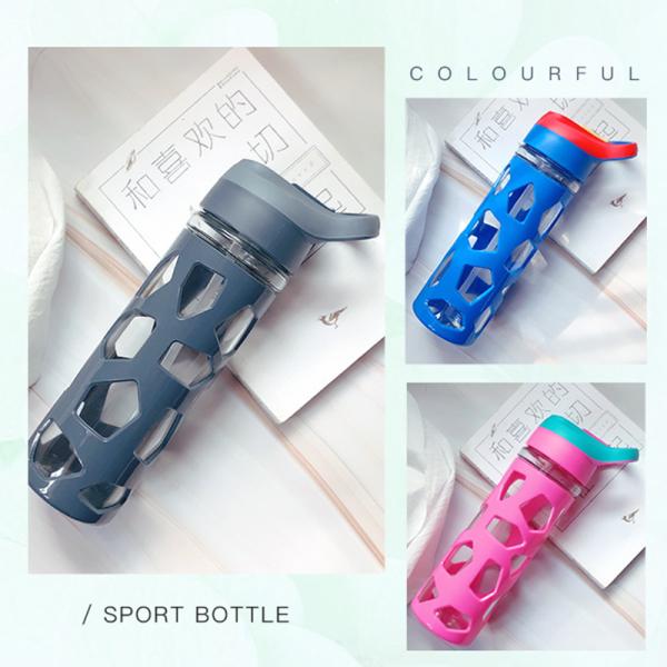 БПА освобождают стеклянную бутылку с водой