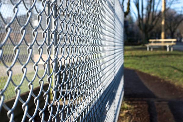 Outdoor PVC Black Vinyl Coated Cyclone Iron Wire Mesh Metal Fence 8 ft Chain Link Fence