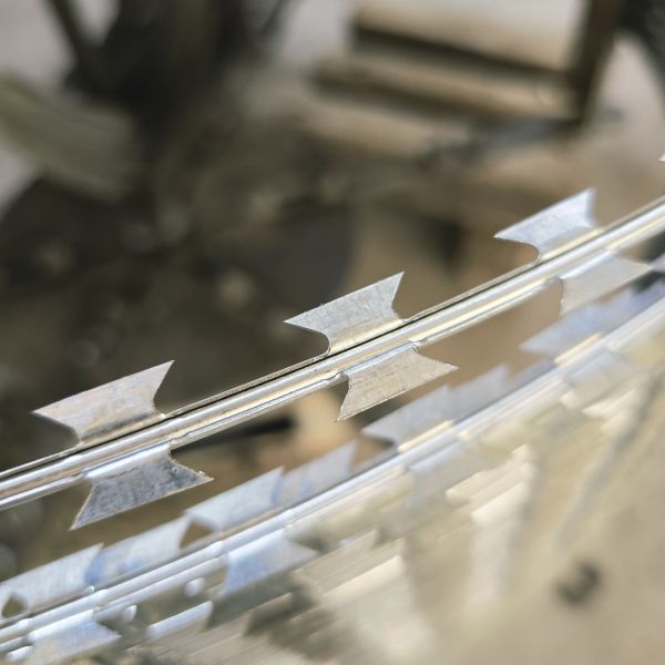 High Quality Electric Galvanized Razor Barbed Wire BTO22 450mmx10kg Per Roll