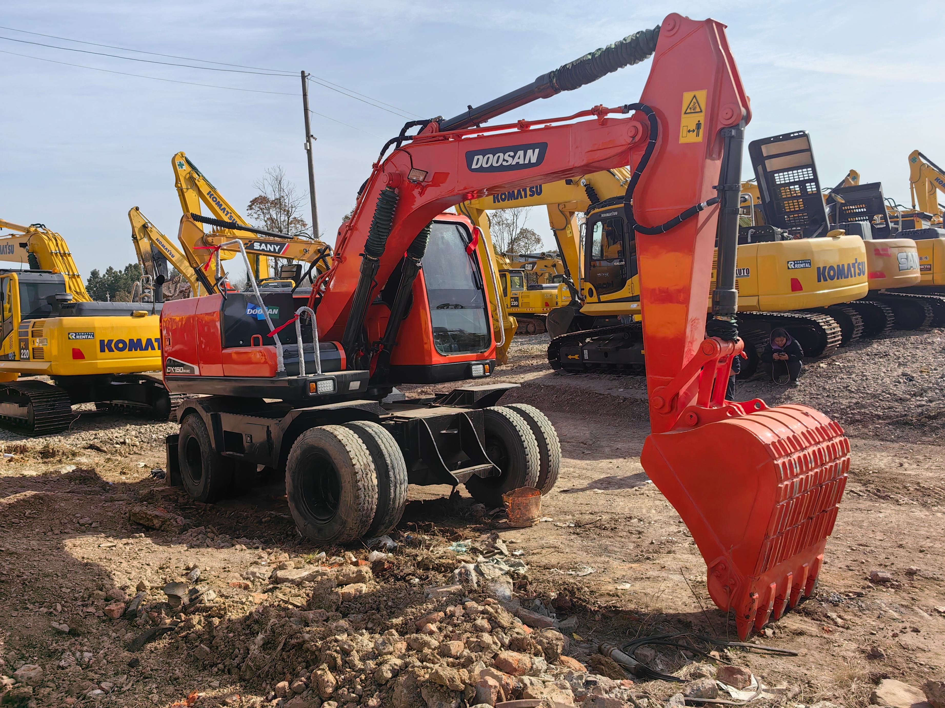 Корейский оригинальный использованный экскаватор на колесах Doosan DX150w-7 с вместимостью в 0,75 м3
