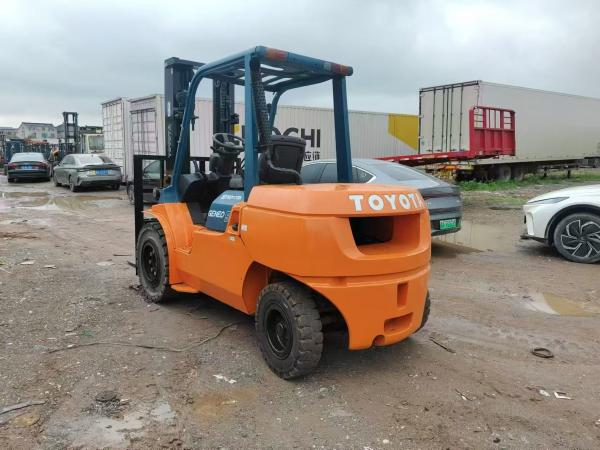 C'est un chariot élévateur Toyota 5t d'occasion avec un moteur puissant hauteur de levage 3m Japon original en vente