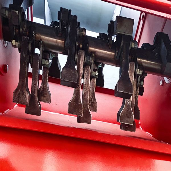 Auger-driven Bedding Spreader with 115 HP Engine and 8000 KG Load Capacity for Uniform Livestock Bedding