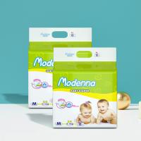 O fluff de madeira levanta a fralda seca recém-nascida macia das calças do treinamento durante a noite respirável