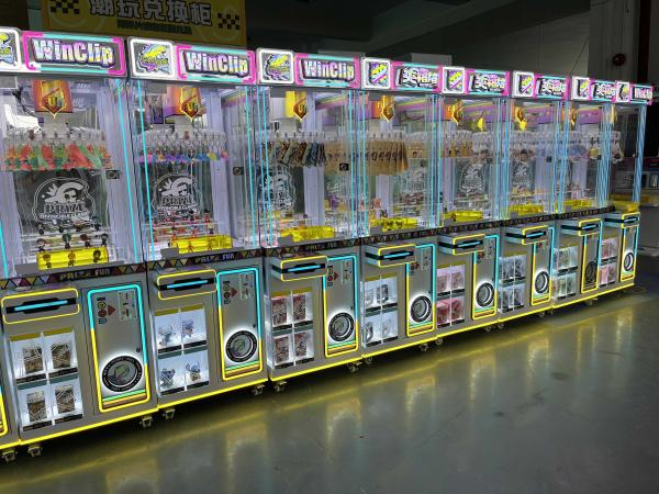 Dreamland 28 Clips Coin Operated Win Clip Machine Mini Prize Gift Vending Game Machine for Arcade Retail Store
