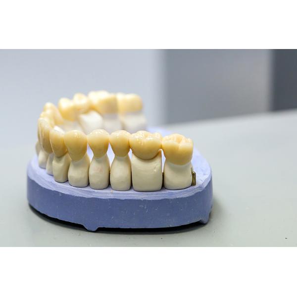 Yucera Multilayer Dental Zirconia Block with 700-1050MPa Bending Strength and 57%-46% Transmittance in 16 Color+Bleach for CAD CAM Milling