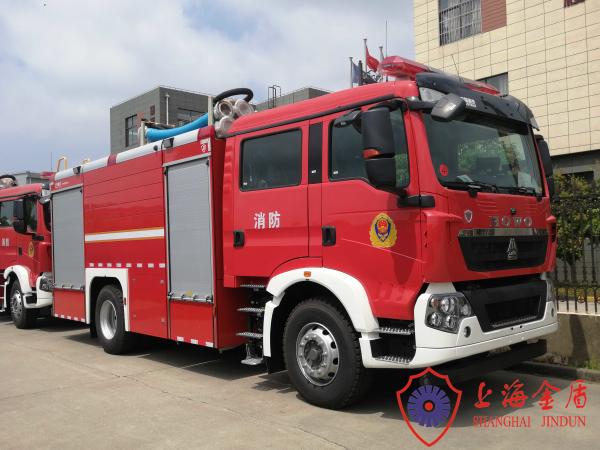 Carro de bombeiros dobro competitivo da espuma dos assentos 213kw da cabine seis com o tanque 8000L
