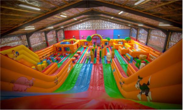 Saltando o campo de jogos inflável da criança, parque de diversões do campo de jogos da cidade do divertimento