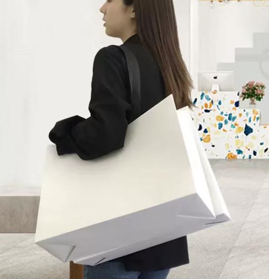 Sacs en papier kraft blanc imprimés sur mesure avec poignées de corde pour les boutiques
