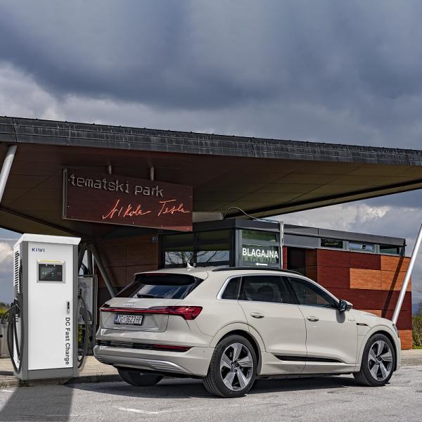Electric Cars KIWI EV DC Dual Charger Outdoor Quick Charging with 120kW Fast Charger