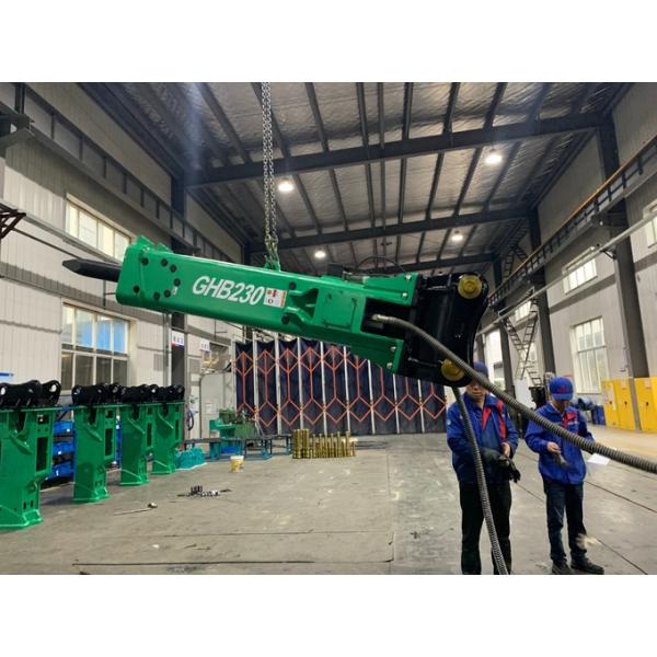 La démolition des bâtiments est effectuée par une machine hydraulique.