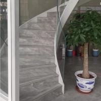 Système d'escalier sans cadre intérieur en verre trempé courbé pour balustrade d'escalier à grille