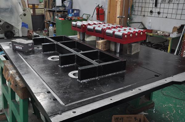alimentador da bobina do Straightener/vibrador do alimentador da bobina do PLC de 2.0KW 380V 50Hz Mitsubishi