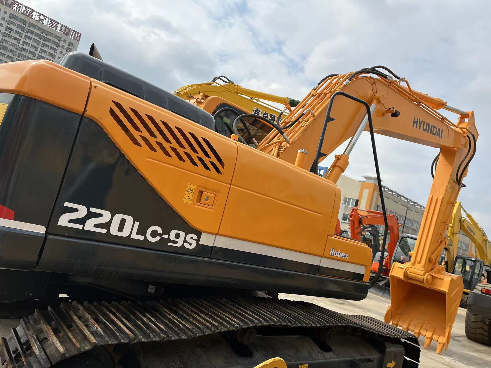 R220LC использовало экскаватор Crawler