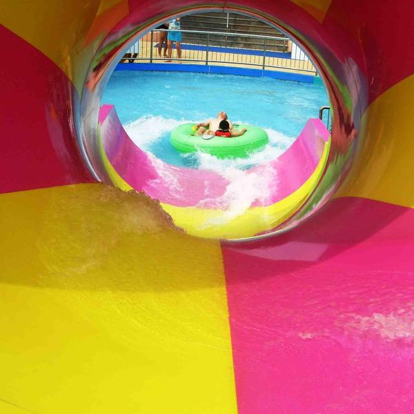Waterslide детей над скольжением воды бассеина земли для игры воды семьи взаимодействующей