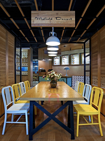 Стулья алюминиевого металла табуретки военно-морского флота Эмеко на открытом воздухе обедая с лоснистой изогнутой задней частью