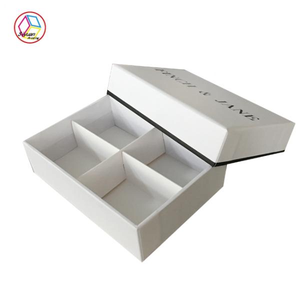 Большой финиш подарочной коробки шоколада обрабатывая слоение мягкого прикосновения