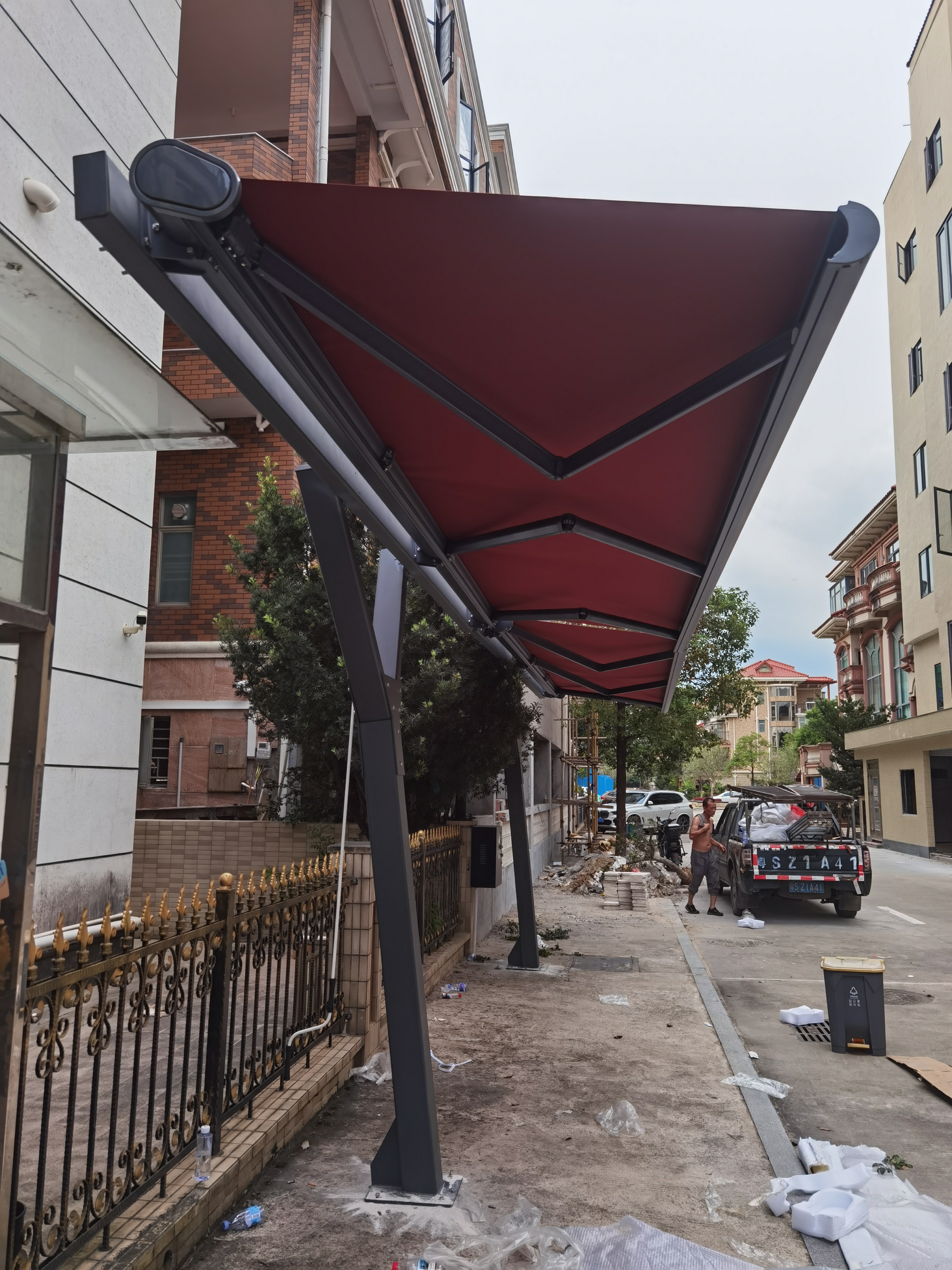 Luxury Freestanding Full Cassette Awning - Weatherproof RetractableShade for Garden & Terrace