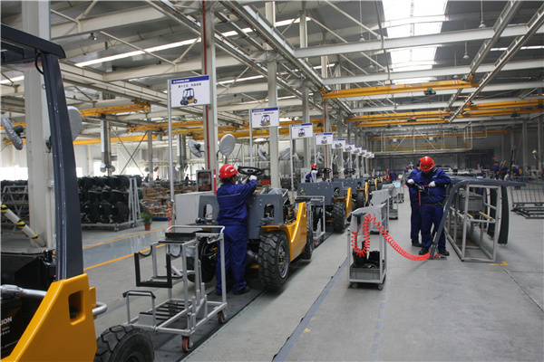 Fb15 chariots élévateurs électriques à quatre roues de 1,5 tonnes alimentés par batterie avec pièces de rechange gratuites Filtres et joints