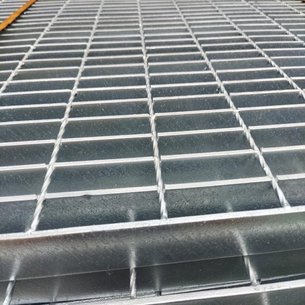 O mergulho quente da grade de aço da grelha do dreno da entrada de automóveis do material de construção 303/30/100 do metal galvanizou