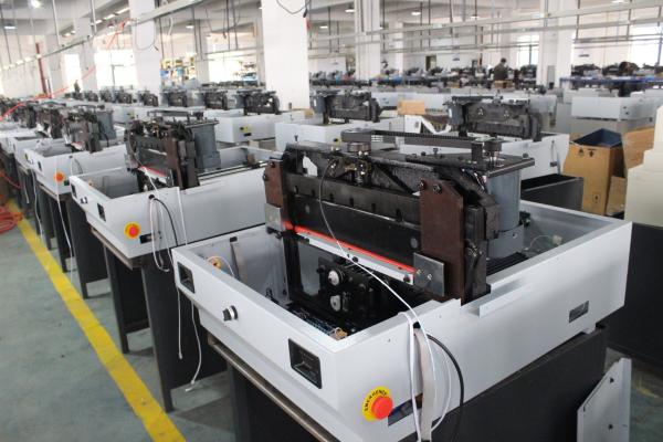 Máquina de corte automática do papel da guilhotina com tela táctil