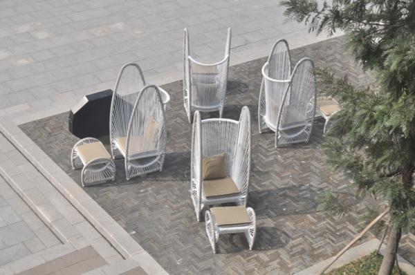 Améliorez votre patio avec un fauteuil moderne en rotin et un cadre ottoman