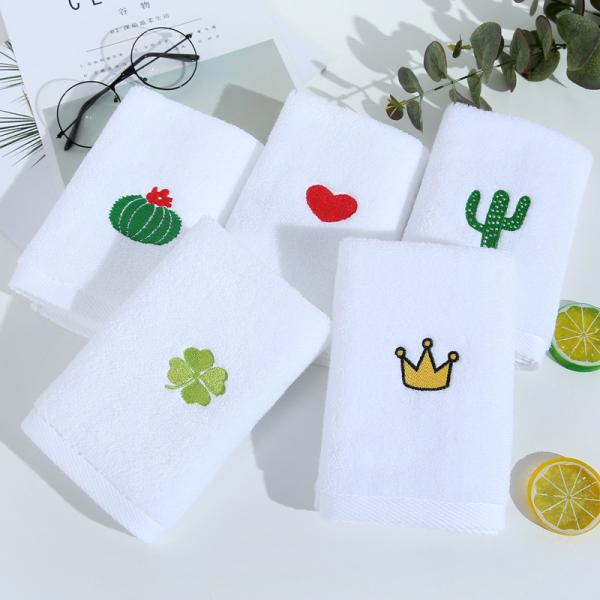 Toalla de baño blanca suave y gruesa hecha de algodón puro con diseño de bordado personalizado