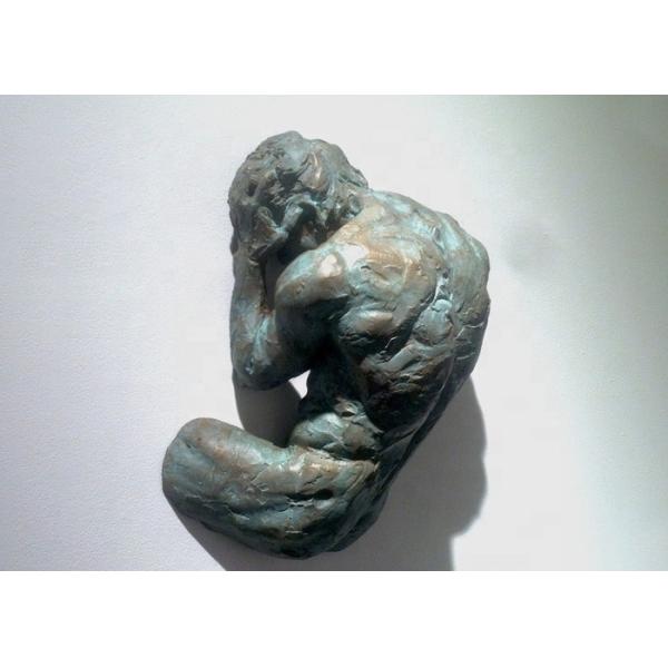 В натуральную величину статуя человека бронзы бросания патины оформления искусства стены