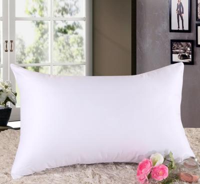 Masaje de almohadas blancas y suaves de hotel con relleno de fibra, estilo liso