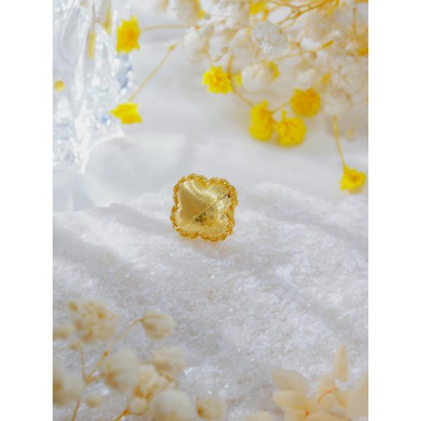 Un pendentif de trèfle à quatre feuilles, des bijoux en or de 24 carats.