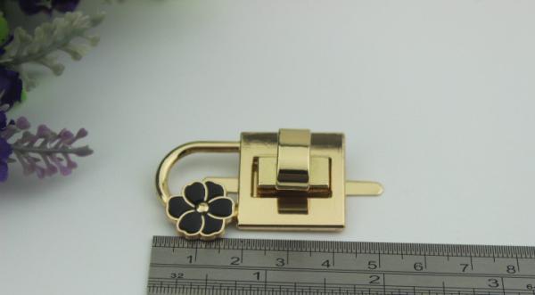 Beautiful flower decorative gold zinc alloy handbag turn twist locks