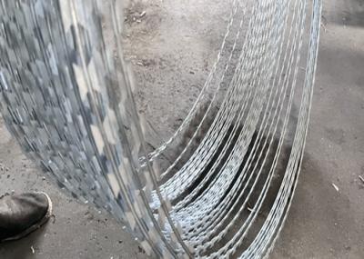 Novo tipo de rede de proteção de bobina de diâmetro de arame farpado para instalações de segurança