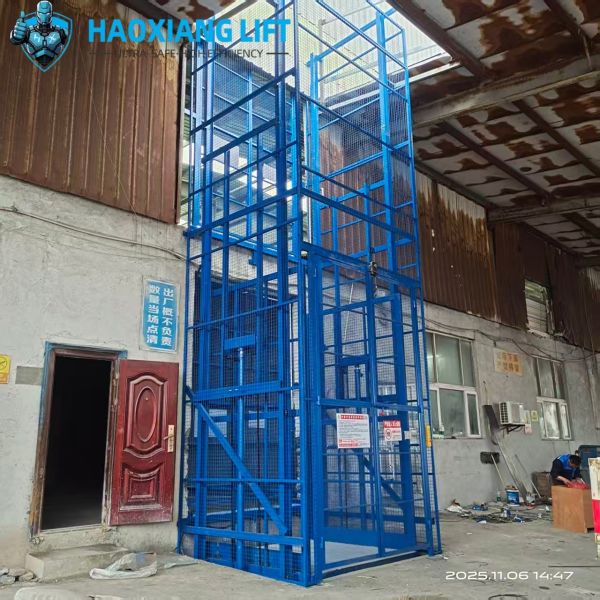 Customized 2-Ton 6M Hydraulic Freight Elevator with Four-fold Door & Diamond Mesh for Industrial Indoor