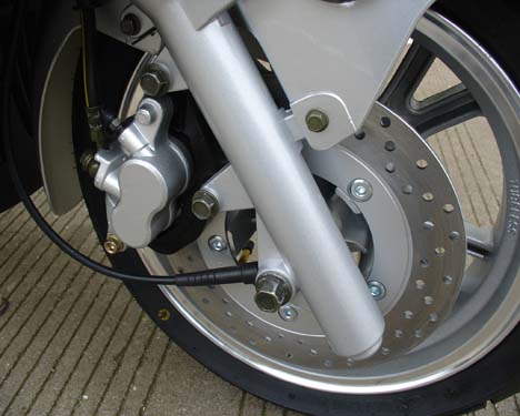 Linternas adultas plateadas brillantes de la vespa de motor dos con la caja posterior interna