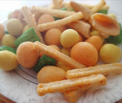 Mistura chinesa do biscoito do arroz do bom melhor preço saboroso com o petisco friável do biscoito do triângulo sem glúten das porcas