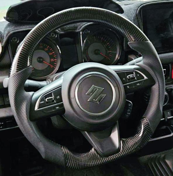 Volante de fibra de carbono preta da série Suzuki com aderência melhorada para veículos pesados