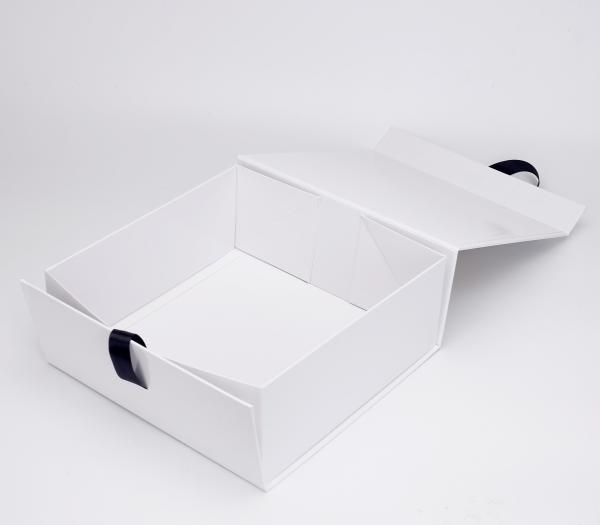 Folding Magnetic 185g fancy paper White Packaging Box For Apparel