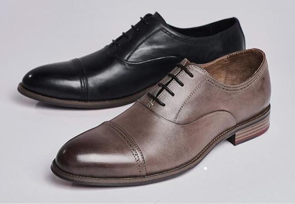 As sapatas de vestido redondas dos homens da forma do dedo do pé, atam acima sapatas do OEM Brown escuro Oxford