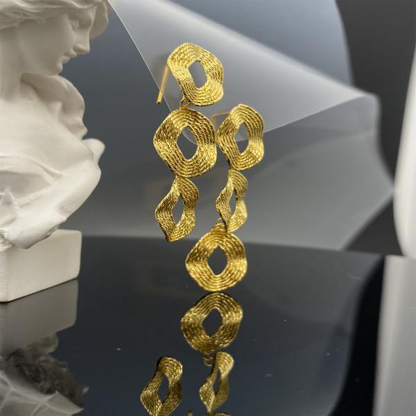 Los elegantes pendientes de plumeria de oro pequeño