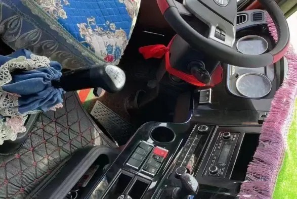 Подержанный трейлер с коробкой для лошадей 2021 год Красный цвет 6×4 Режим привода Вайчай Двигатель 460хп использовал тележку трактора ФАВ