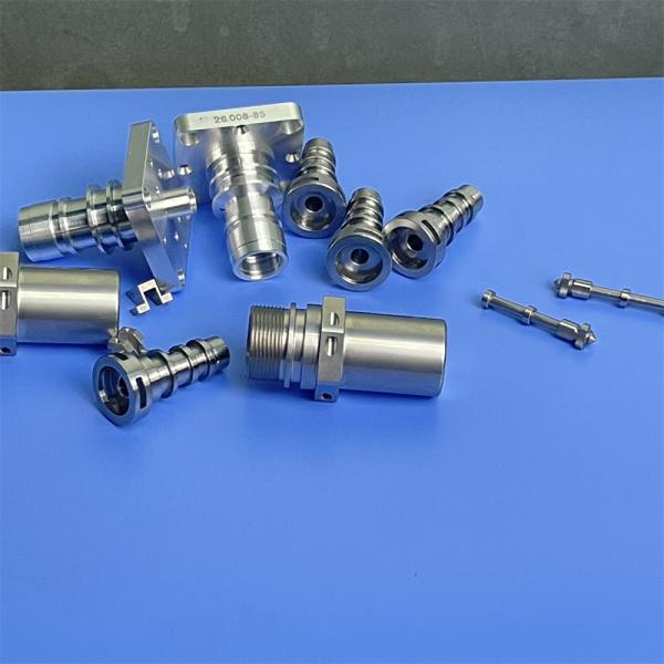 Capa de revestimento de componentes metálicos usinados por CNC para produtos industriais