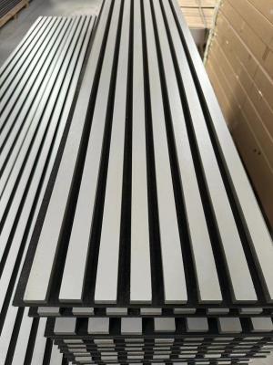 Panneau de bois acoustique Paroi PVC placage MDF PET insonorisé Laminé à la traîne pour salon salle et studio