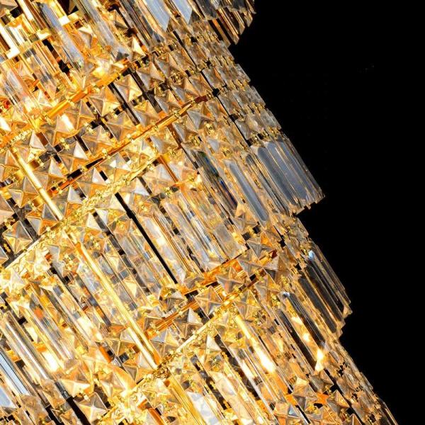 Вися современный роскошный шкентель освещая металл и хрустальную люстру золота