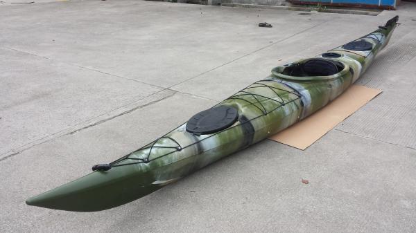 Mar resistente que visita o caiaque, uso da família do caiaque do mar da aventura da pintura de Camo