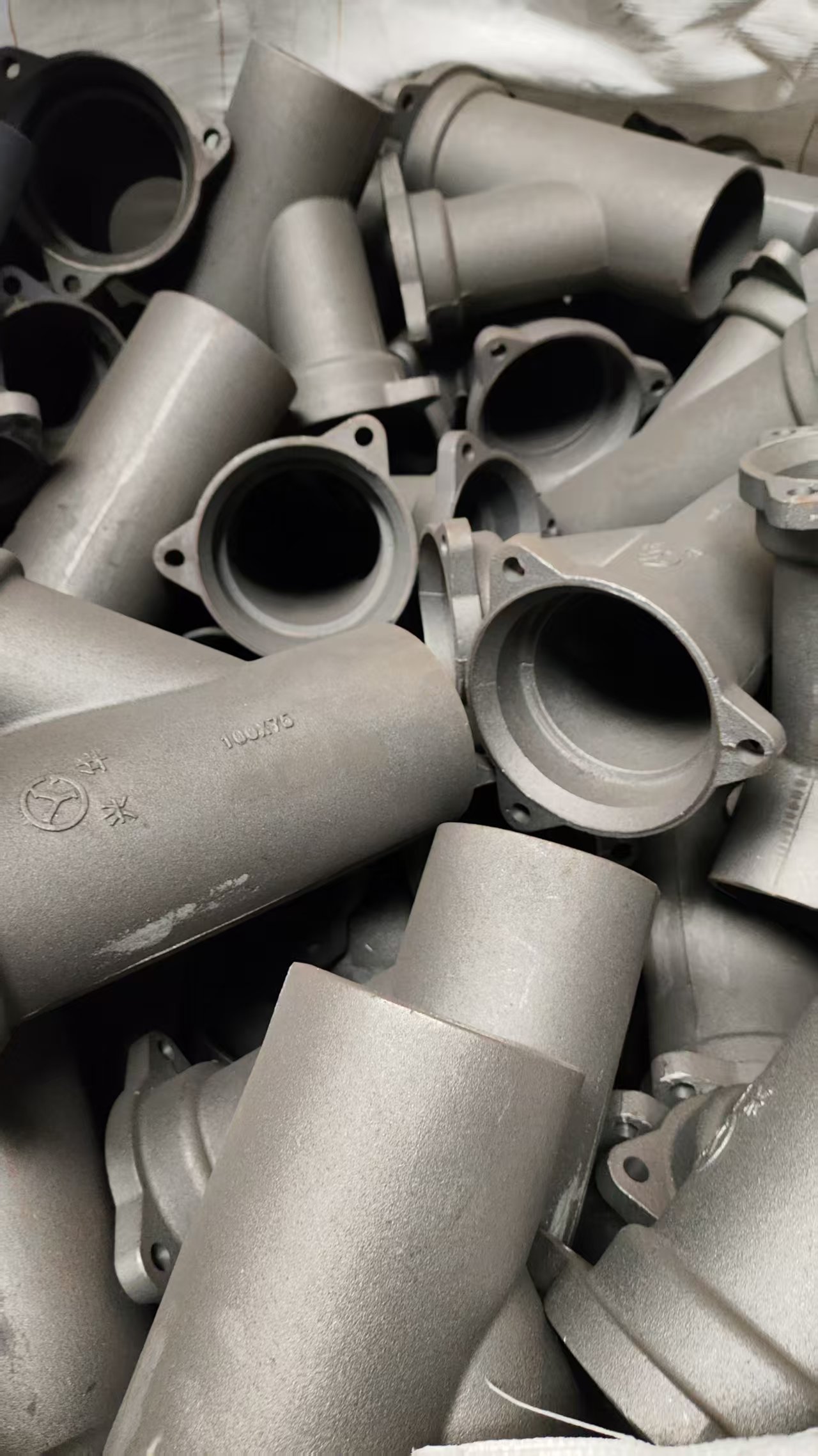 Gray Iron Casting Flexible Flange Tee with Corrosion Resistant Coating for Vibration Damping in Building Drainage Systems