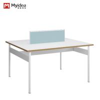 Position de travail pour quatre personnes avec personnalisation d'un appareil auxiliaire mobile