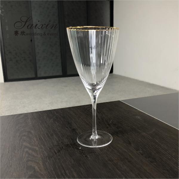 Vinho claro, champanhe, copos de água, festa, vidro personalizado para casamento.