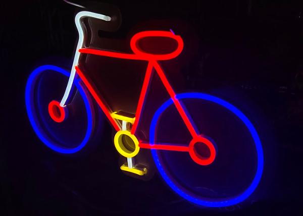 Las ligeras señales llevadas por encargo de Vasten montan en bicicleta la cartelera de la señal de neón