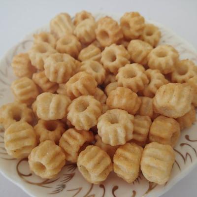 A celebridade da Web soprou bolas que friáveis do calamar do alimento pequeno do lazer o calamar bobina biscoitos do arroz
